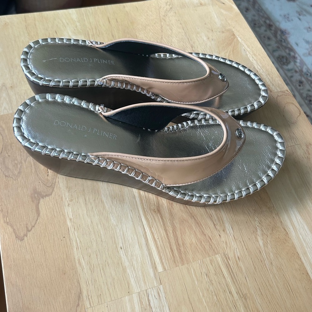 New Donald J Pliner Wedged Flip Flops
